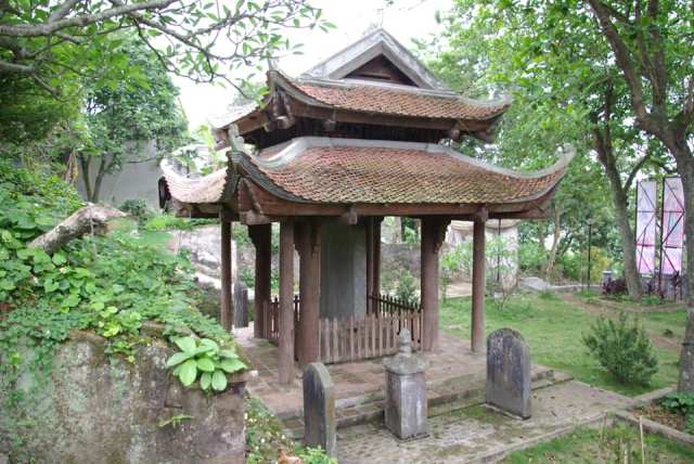 Nha bia chua Long Doi